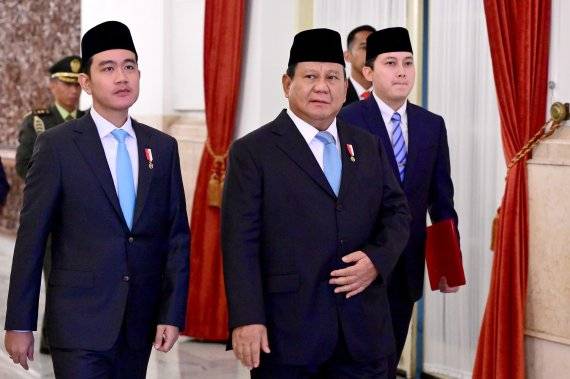인도네시아의 프라보워 수비안토 대통령(오른쪽), 기브란 라카부밍 라카 부통령(왼쪽)이 행사장에 입장하고 있다. 대통령 공식 홈페이지 제공