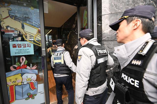 경기 성남시 분당구 카카오 판교아지트 건물 폭파 협박 신고가 접수된 지난해 12월 15일 경찰이 수색을 하고 있다. 성남=뉴시스