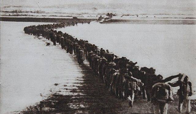6·25 전쟁에 개입한 중국인민지원군(중공군) 대병력이 압록강을 넘고 있다. 이 사진은 1958년 북한에서 발간된 기념 책자에 실린 사진을 스캔한 것이다. 위키미디어 커먼스