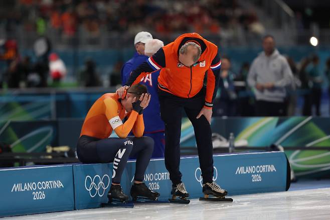 <yonhap photo-2158="">12일 이탈리아 밀라노 아이스스케이팅 아레나에서 열린 2026 밀라노ㆍ코르티나담페초 동계올림픽 스피드스케이팅 남자 1,000m에 출전한 네덜란드의 요프 베네마르스가 질주를 마친 뒤 머리를 감싸고 있다. 이날 좋은 기록을 세우고 있던 베네마르스는 중국의 롄쯔원이 레인 체인지 과정에서 방해를 받았다. 사진=연합뉴스</yonhap>