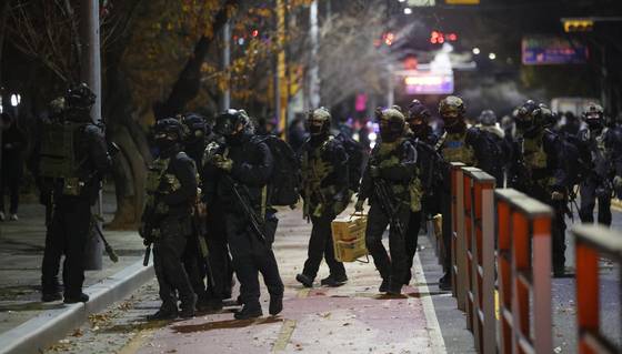 국회 본회의에서 비상계엄 해제를 의결한 2024년 12월 4일 새벽 군 병력이 국회에서 철수하고 있다. 최기웅 기자.