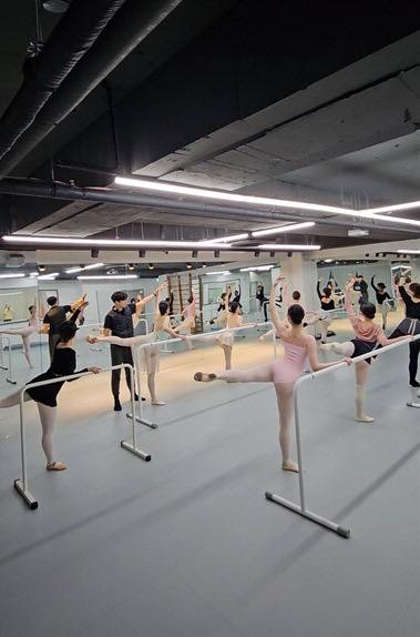 ▲ 춘천 발레학원 발레온스테이지에서 성인 학생들이 발레 수업을 받고 있다.