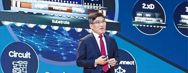 < “삼성 HBM4 기술력 세계 최고” > 송재혁 삼성전자 최고기술책임자(CTO·사장)가 11일 서울 삼성동 코엑스에서 열린 ‘세미콘코리아 2026’에서 차세대 반도체 기술 로드맵을 설명하고 있다. /뉴스1