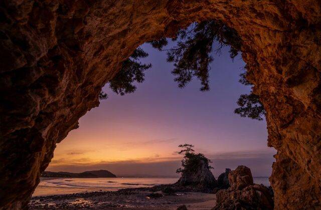 해 뜰 무렵 충남 보령시 원산도해수욕장 작은 동굴 앞 ‘솔섬’이 아름다운 풍경을 펼쳐놓고 있다.
