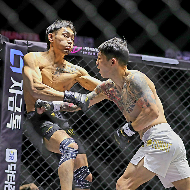 아시아 아마추어복싱선수권대회 은메달리스트 멘겐초오시 난딘예르데네가 2026년 1월 ‘수부타이’라는 별명으로 참가한 인천광역시 영종국제도시 인스파이어 아레나 ‘블랙컴뱃 16’ 종합격투기 라이트급 시합에서 ‘헌터’ 박종헌을 때리고 있다. 사진=랭크파이브 이교덕 기자 제공