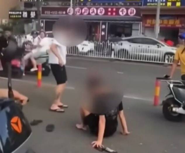 중국 SNS(소셜미디어)에서 확산한 마약류 에토미데이트 관련 영상. 이른바 '좀비 담배'로 불리는 에토미데이트의 영향으로 좀비처럼 비틀거리며 걷거나 주저 앉는 증상을 보인다. /사진=유튜브 캡처