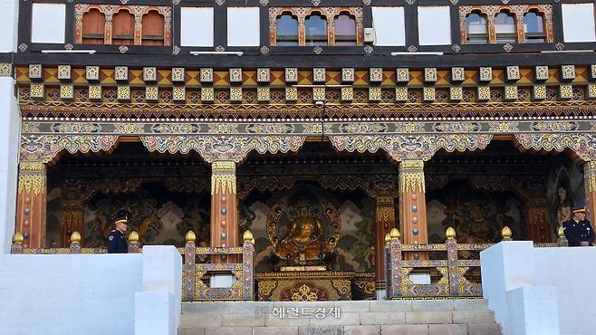 타시초종 법당의 구루 린포체(티베트 불교의 성인) 상