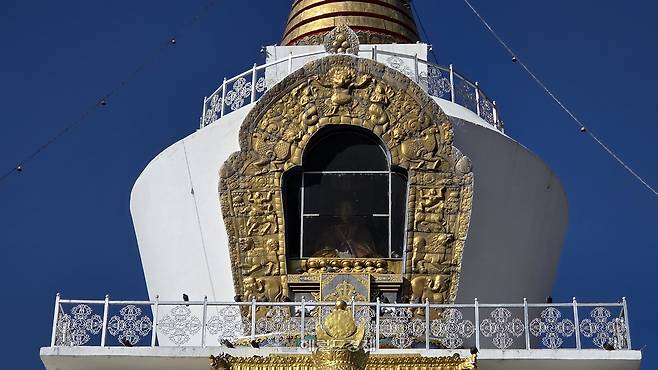 ‘메모리얼 초르텐’ 꼭대기에 안치된 석가모니불