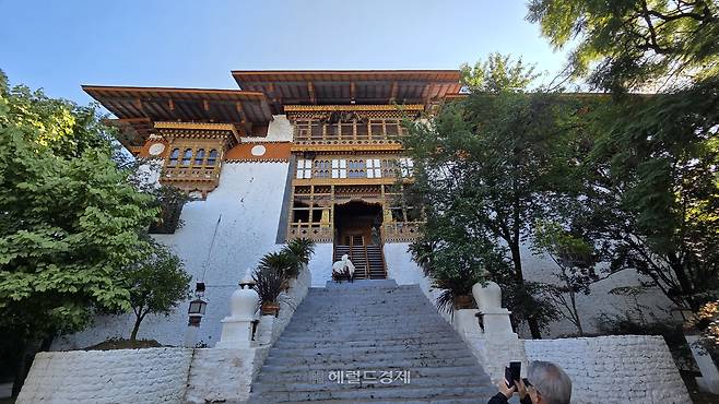 푸나카 종 입구