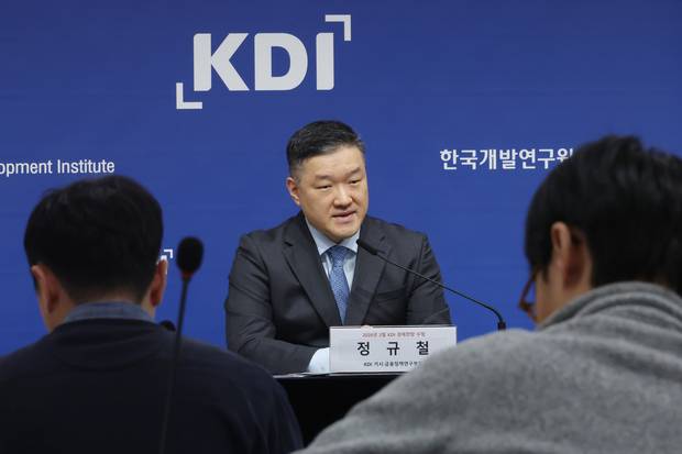 정규철 한국개발연구원(KDI) 경제전망실장이 11일 정부세종청사 재정경제부 기자실에서 ‘2월 수정 경제전망’을 발표하고 있다. 연합뉴스