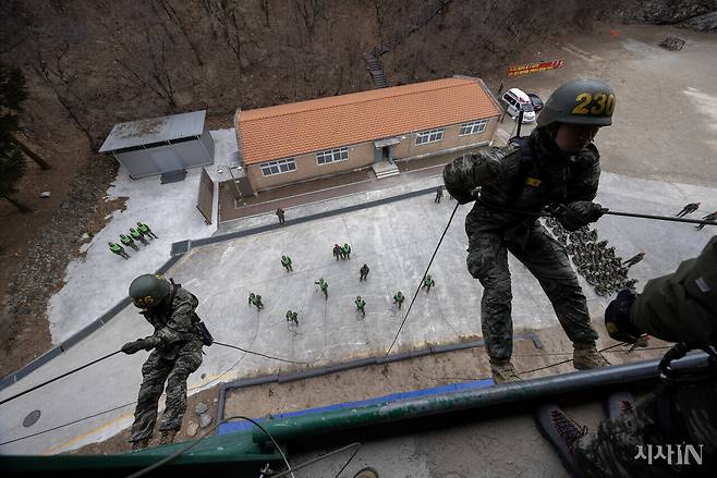 1월26일 오후 경북 포항 해병대 교육훈련단 산악훈련장에서 해병 1325기 훈련병들이 암벽 강하 훈련을 하고 있다. ⓒ시사IN 조남진