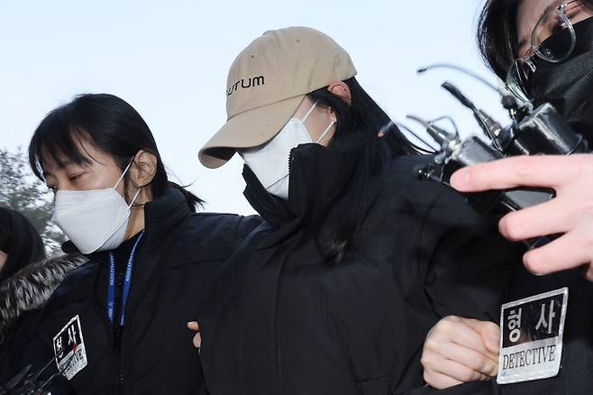 서울 강북구 수유동 모텔에서 남성 2명을 숨지게 한 혐의를 받는 20대 여성 A씨가 12일 서울북부지법에서 영장실질심사를 받기 위해 출석하고 있다. ⓒ연합뉴스