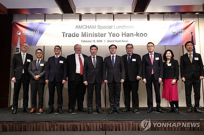 통상본부장, 암참 초청 간담회 참석 (서울=연합뉴스) 윤동진 기자 = 여한구 산업통상자원부 통상교섭본부장(오른쪽 다섯 번째)과 제임스 김 주한미국상공회의소(AMCHAM, 왼쪽 다섯 번째) 회장을 비롯한 내빈들이 12일 그랜드 하얏트 서울 호텔에서 열린 초청 간담회에서 기념촬영을 하고 있다. 2026.2.12 mon@yna.co.kr
