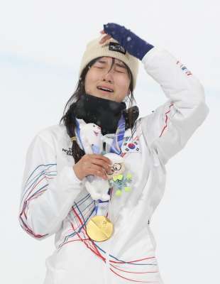 금메달을 목에 건 뒤 눈물을 흘리는 최가온