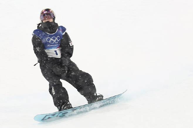 이탈리아 리비뇨 스노파크에서 열린 2026 밀라노코르티나담페초 동계올림픽 스노보드 여자 하프파이프 결승에서 최가온이 3차시기를 마치고 포효하고 있다. 사진=연합뉴스