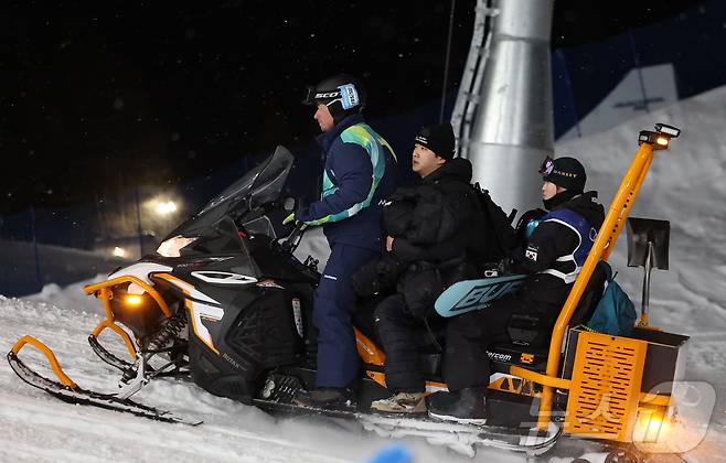 스노보드 최가온이 12일(현지시간) 이탈리아 리비뇨 스노파크에서 열린 2026 밀라노·코르티나담페초 동계올림픽 스노보드 여자 하프파이프 결선 1차전 경기 도중 추락해 의료진의 조치를 받은 뒤 이동하고 있다. 2026.2.13 ⓒ 뉴스1 김진환 기자