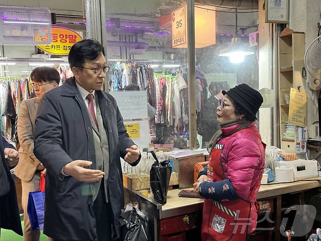 이병권 중소벤처기업부 제2차관이 6일 경북 경주 성동시장을 방문해 문화관광형 전통시장 추진현황을 점검하고 있다. (중소벤처기업부 제공. 재판매 및 DB 금지) 2026.2.6 ⓒ 뉴스1