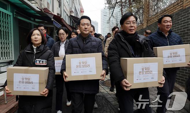 장동혁 국민의힘 대표와 약자와의동행위원회 위원들이 13일 오전 서울 중구에서 설맞이 봉사활동에 나서고 있다. (공동취재) 2026.2.13 ⓒ 뉴스1 김명섭 기자
