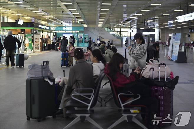 설 연휴를 앞둔 13일 오후 대구 동구 대구국제공항에서 이용객들이 대기하고 있다. 2026.2.13 ⓒ 뉴스1 이성덕 기자