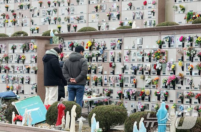 설 연휴를 하루 앞둔 13일 경기 용인시 처인구 천주교용인공원묘원에서 성묘객들이 가족의 묘를 찾아 성묘를 하고 있다. 2026.2.13 ⓒ 뉴스1 김영운 기자