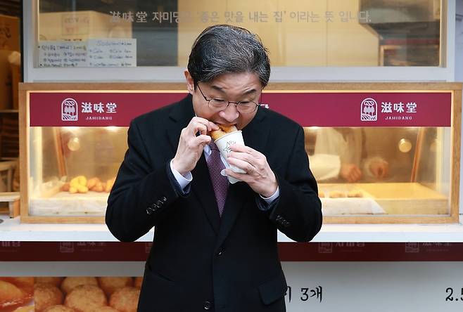 이억원 금융위원장이 13일 서울 종로구 통인시장을 방문했다(이 위원장 엑스 계정).