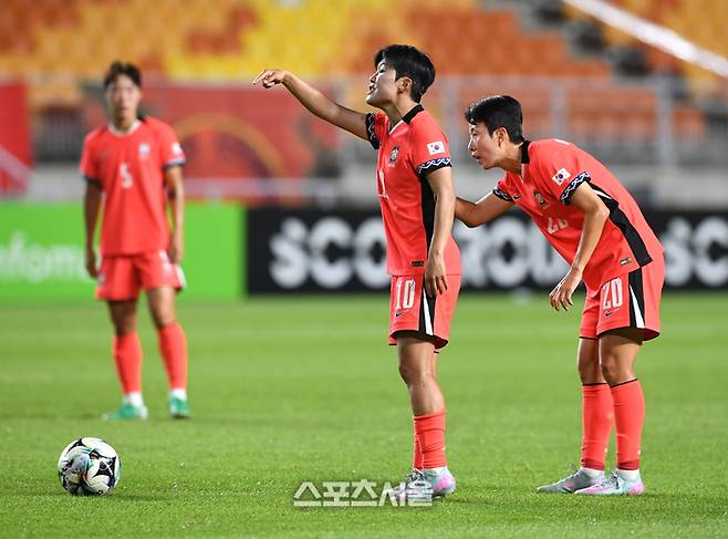 한국여자축구대표팀 지소연(왼쪽)과 김혜리가 지난해 7월 9일 수원월드컵경기장에서 열린 ‘EAFF(동아시아축구연맹) E-1 풋볼 챔피언십 2025’ 중국과의 경기에 서 프리킥을 차기 전 이야기를 나누고 있다. 2025. 7. 9. 수원 | 박진업 기자 upandup@sportsseoul.com