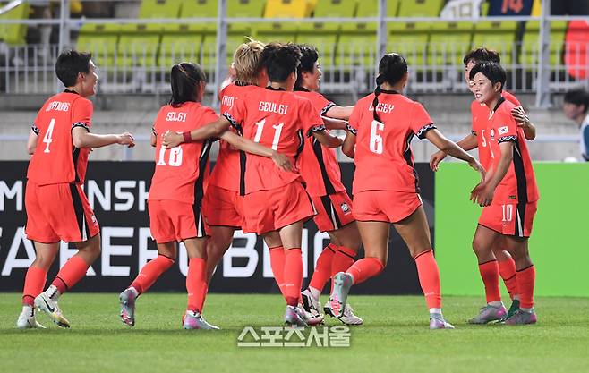 한국 여자축구대표팀의 지소연(오른쪽)이 9일 수원월드컵경기장에서 열린 ‘EAFF(동아시아축구연맹) E-1 풋볼 챔피언십 2025’ 중국과의 경기에서 후반 추가 시간 중거리슛으로 극적인 동점골을 넣고 동료들과 함께 기뻐하고 있다. 2025. 7. 9. 수원 | 박진업 기자 upandup@sportsseoul.com