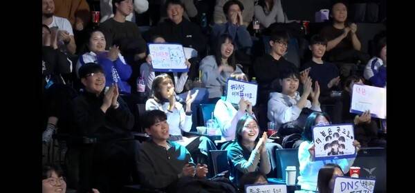 12일 종로 롤파크 LCK아레나에서 열린 2026 LCK컵 플레이오프 1라운드 4세트, BNK피어엑스가 정교한 1레벨 설계와 바텀 주도권으로 4세트를 장악하는 듯했지만, DN수퍼스는 '두두'의 자인을 앞세워 한타 구도를 뒤집으며 승부를 원점으로 돌렸다.(BNK피어엑스 & DN수퍼스 =2:2). /사진=네이버 치지직 라이브영상 캡처