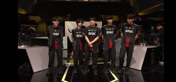 12일 종로 롤파크 LCK아레나에서 열린 2026 LCK컵 플레이오프 1라운드 마지막 세트에서 BNK피어엑스가 DN수퍼스를 3대2로 꺾고 최종 승리했다..( BNK피어엑스 & DN수퍼스 =3:2). /사진=네이버 치지직 라이브영상 캡처