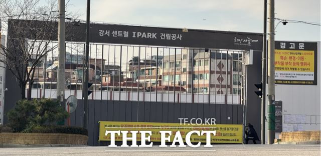 조합은 2020년 HDC현대산업개발을 시공사 선정했지만 공사비 갈등으로 계약을 해지하고 지난해 3월 삼성물산을 새 시공사로 선정했다. 사진은 방화6구역 재건축 현장. /황준익 기자