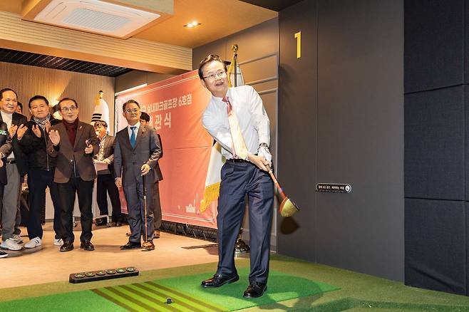 최호권 영등포구청장이 지난달 30일 대림3동에서 열린 ‘영등포구 실내파크골프장 6호점’ 개관식에 참석해 시타를 하고 있다. /영등포구