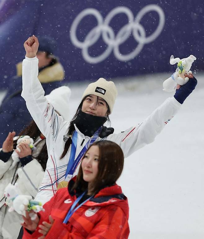 금메달을 획득한 최가온과 동메달리스트 오노 미츠키. ⓒ REUTERS/연합뉴스