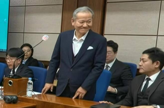 이상민 전 행정안전부 장관이 12일 오후 서울 서초구 서울중앙지법에서 열린 1심 선고공판에서 내란 중요임무종사 혐의 등에 대해 징역 7년이 선고되자 피고인석에서 일어선 채 방청석에 있는 가족들을 바라보며 미소 짓고 있다.
서울중앙지법 재판 중계 화면 캡처