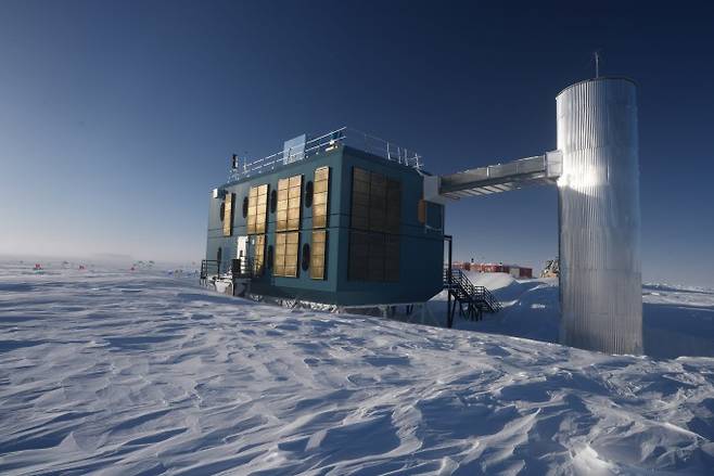 남극 아문센-스콧 기지에 있는 아이스큐브 연구소 전경. 아이스큐브 협력단/미국 국립연구재단(NSF) 제공