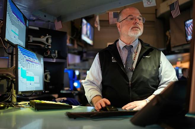 인공지능(AI)이 기존 업체들의 실적에 타격을 입힐 것이란 우려가 소프트웨어, 금융에 이어 상업용 부동산 중개 업체들로 확산하면서 12일(현지시간) 뉴욕 증시가 이틀째 하락했다. AP 연합