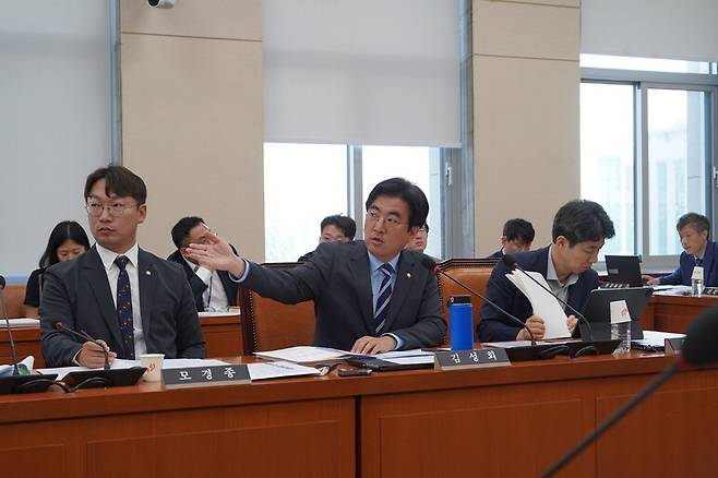 김성회 더불어민주당 의원이 2024년 6월19일 오후 열린 국회 행정안전위원회 소관 부처 업무보고에서 진실화해위 이옥남 상임위원과 황인수 조사1국장을 상대로 질의하고 있다. 김성회 의원실 제공