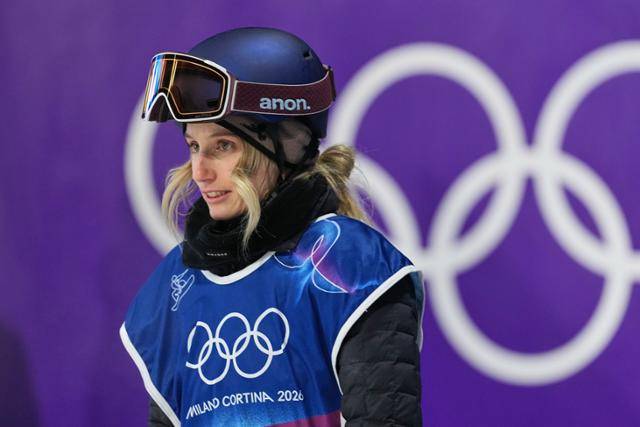 오스트리아의 안나 가서가 10일 이탈리아 리비뇨 스노파크에서 열린 2026 밀라노·코르티나담페초 동계올림픽 스노보드 여자 빅에어 결선 도중 슬로프를 바라보고 있다. 리비뇨=AP