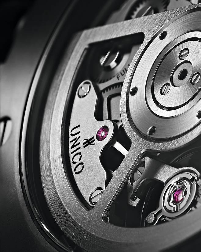 위블로가 자체 제작한 인하우스 무브먼트 유니코. 간결한 구조와 정확성을 갖춘 시계의 심장으로 평가받는다. 사진 위블로
