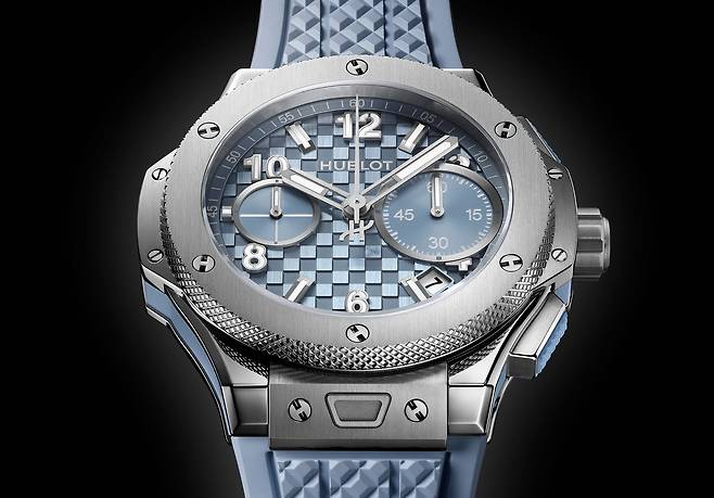 위블로의 독자적인 ‘콜 블루’ 컬러를 적용한 ‘빅뱅 오리지널 유니코 티타늄 콜 블루’. 격자 패턴의 다이얼이 시선을 모은다. 사진 위블로