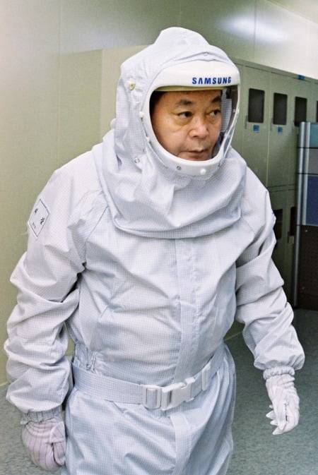 고(故) 이건희 당시 삼성전자 회장이 2004년 삼성전자 반도체 라인을 방문해 방진복을 입고 현장을 돌아보고 있다. / 사진=삼성전자