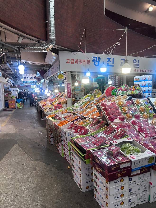 서울 예지동 광장시장 과일 가게 골목 모습/ 사진 = 이소이 기자