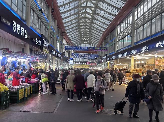 설 명절을 앞두고 성수품을 사기위해 서울 제기동 경동시장을 찾은 시민들/ 사진= 이소이 기자
