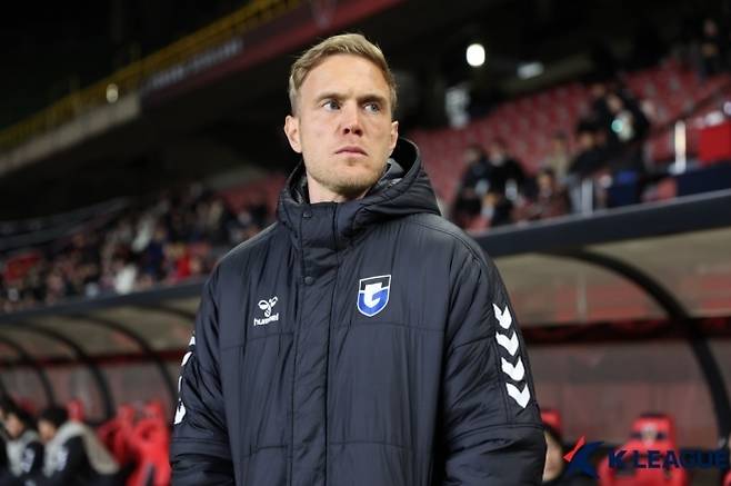 옌스 비싱 감바 오사카 감독. 사진=한국프로축구연맹
