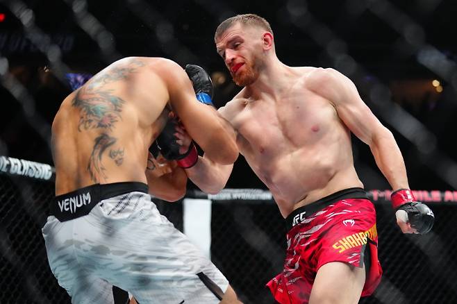 박준용과 격돌 예정인 에드먼 샤바지안(사진 오른쪽)의 경기 장면. UFC 제공