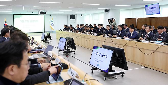 지난해 3월 AI 활용을 논의한 도정 열린 회의. 경기도 제공