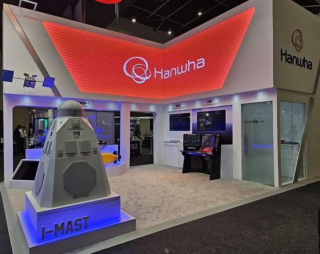 한화시스템 부스에 한국형 차기구축함(KDDX)에 탑재될 통합마스트 모형이 놓여있다. 세계일보 자료사진