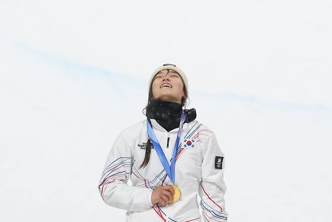 12일(현지시간) 이탈리아 리비뇨 스노파크에서 열린 2026 밀라노·코르티나담페초 동계 올림픽 스키 스노보드 여자 하프파이프 결선에서 90.25점을 획득해 금메달을 획득한 한국 최가온이 기뻐하고 있다. 연합뉴스