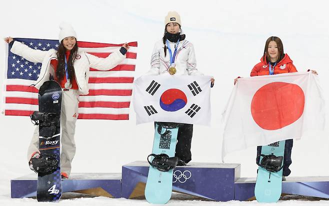 ▲ 한국 스노보드 국가대표 최가온(가운데)과 클로이 킴(왼쪽), 오노 미쓰키. ⓒ연합뉴스