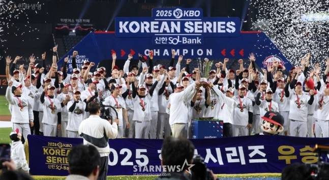 2025년 10월 한국시리즈 트로피를 들어올리는 LG 선수들. /사진=김진경 대기자