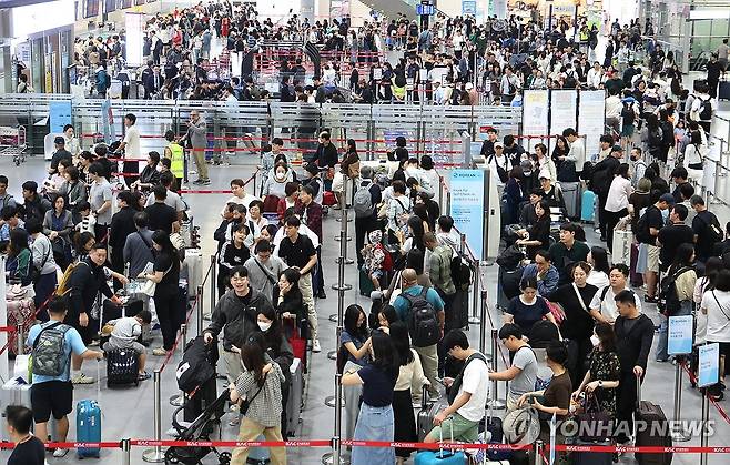 추석 연휴 맞아 붐비는 김해공항 (부산=연합뉴스) 강선배 기자 = 2일 오전 부산 강서구 김해국제공항 국제선 출국장에서 추석 연휴를 이용해 해외여행을 떠나는 여행객들이 길게 줄을 선 채 출국수속을 기다리고 있다.
한국공항공사 부산본부에 따르면, 추석 연휴인 오는 3일부터 12일까지 10일 동안 32만 9930명이 김해국제공항 국제선을 이용할 것으로 예상된다. 2025.10.2 sbkang@yna.co.kr